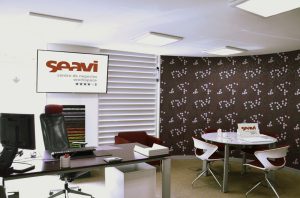 Despacho corporativo privado con un puesto de trabajo, mesa de reuniones, ordenador portatil y luz natura