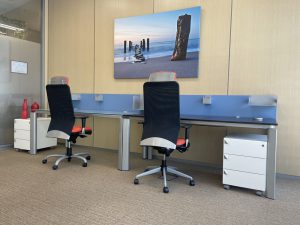 Despacho coworking dos puestos de trabajo con escritorios y cajoneras
