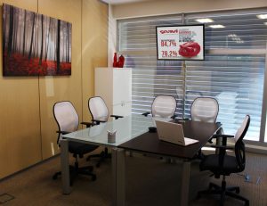 Despacho privado amplio para reunion de cinco personas con televisión y luz natural