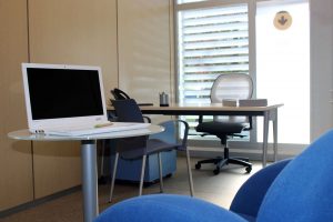Despacho privado con un puesto de trabajo, mesa de reunion con luz natural y portatil