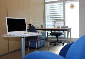 Despacho privado con un puesto de trabajo, mesa de reunion con luz natural y portatil