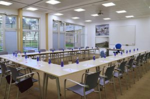 Sala de reuniones amplia con proyector y pizarra hasta treinta personas con luz natural